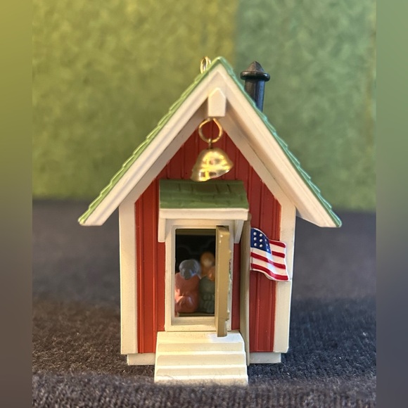 VTG Hallmark LITTLE RED SCHOOLHOUSE school play lighted Christmas Ornament 1985 - Picture 5 of 9
